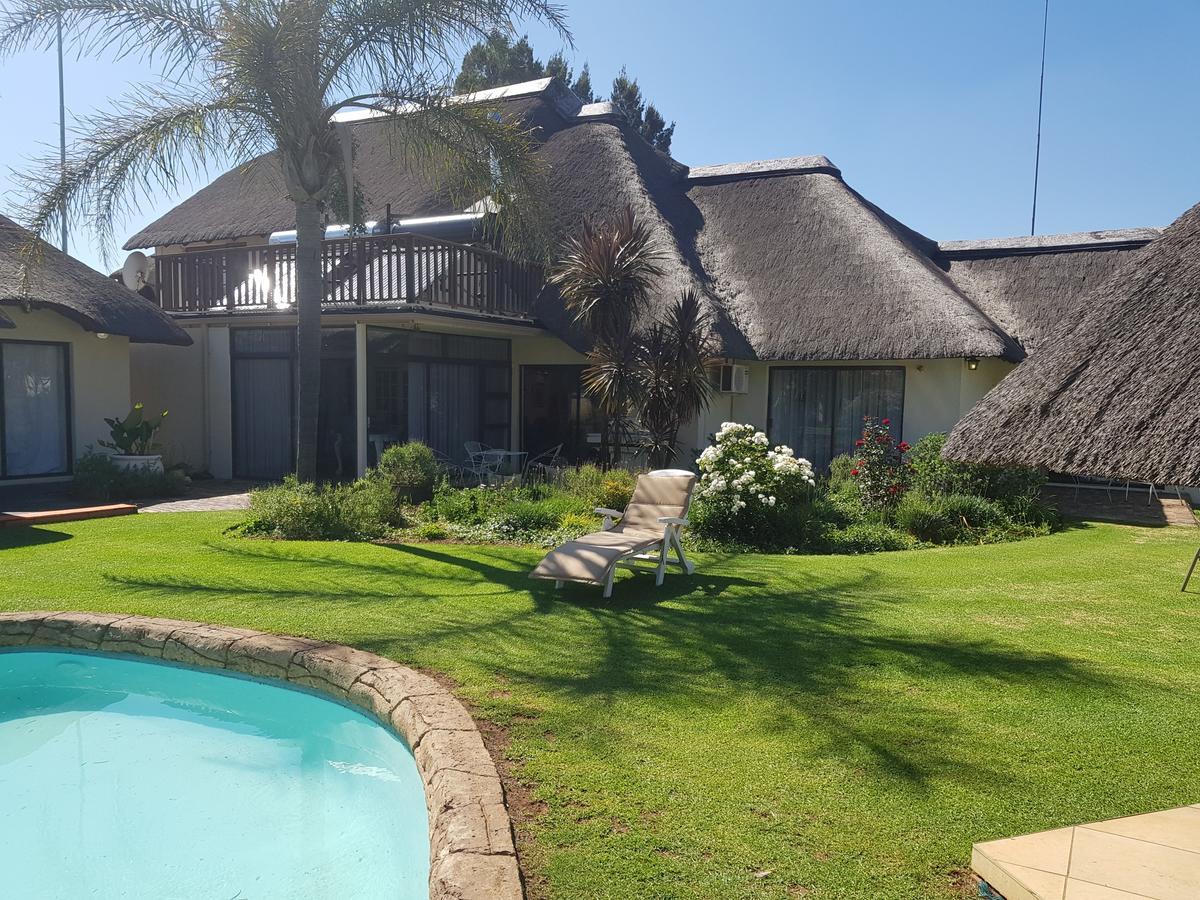 12 On Vaal Drive Guesthouse Vanderbijlpark Exterior foto