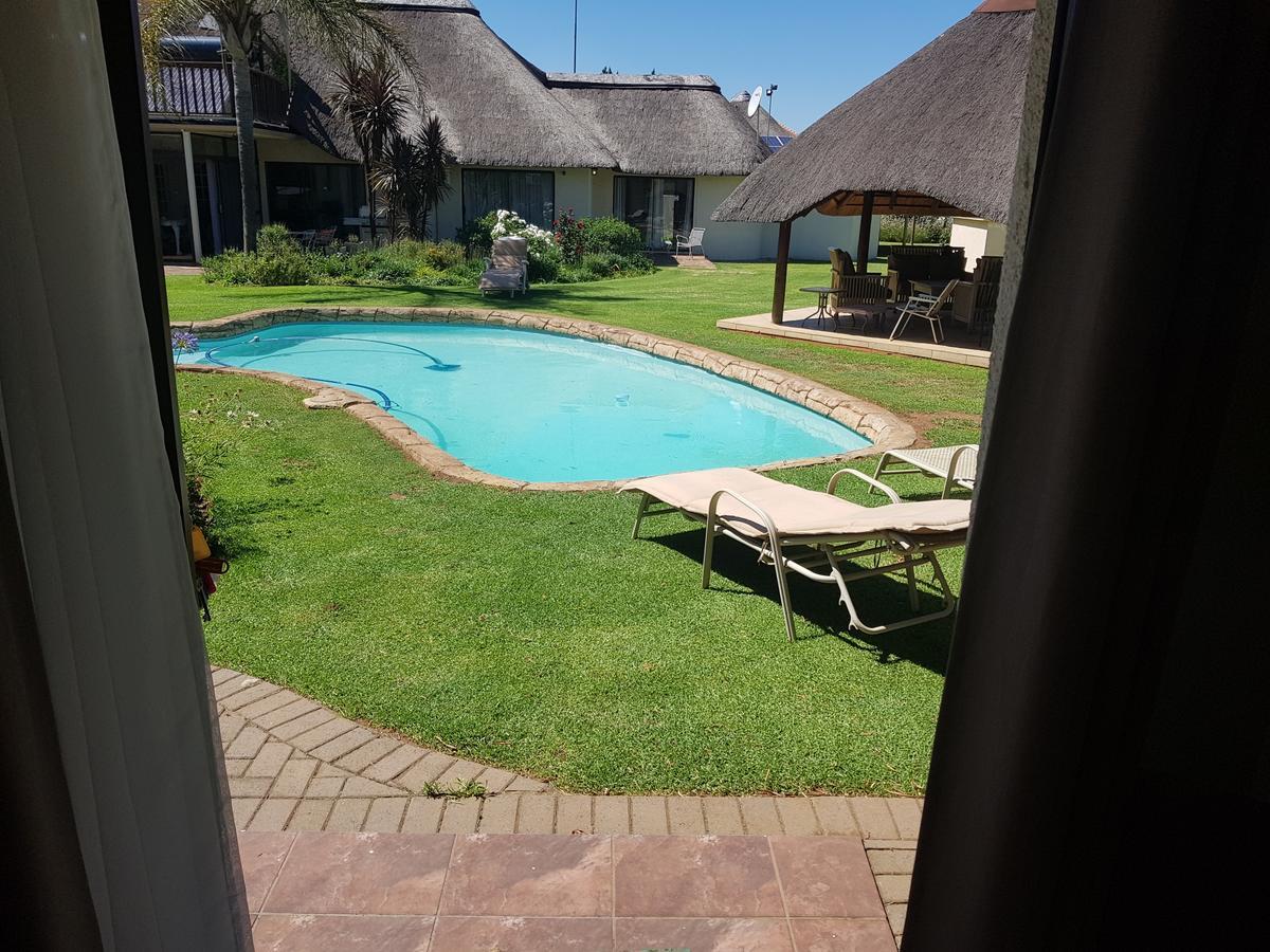 12 On Vaal Drive Guesthouse Vanderbijlpark Exterior foto
