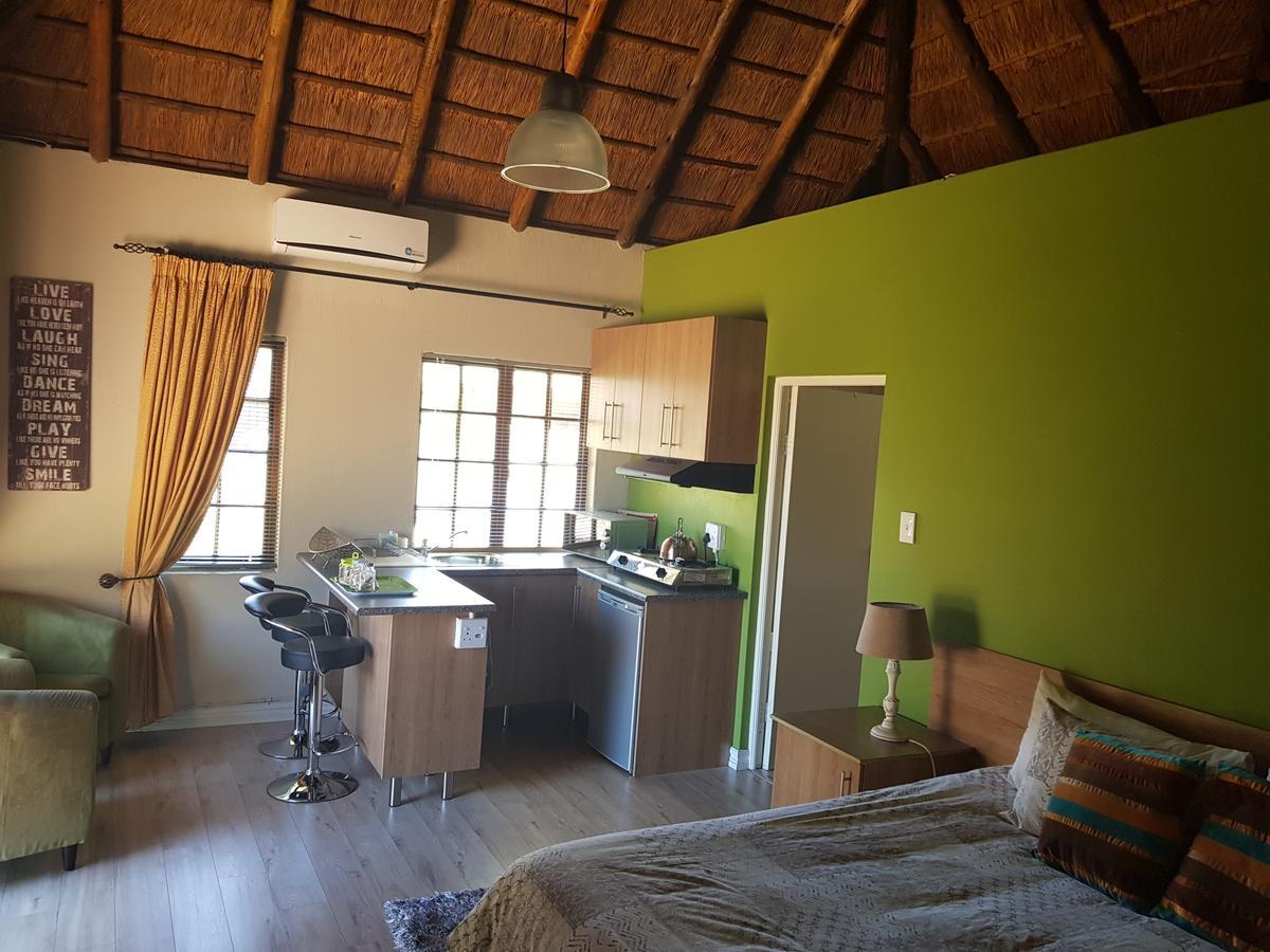12 On Vaal Drive Guesthouse Vanderbijlpark Exterior foto