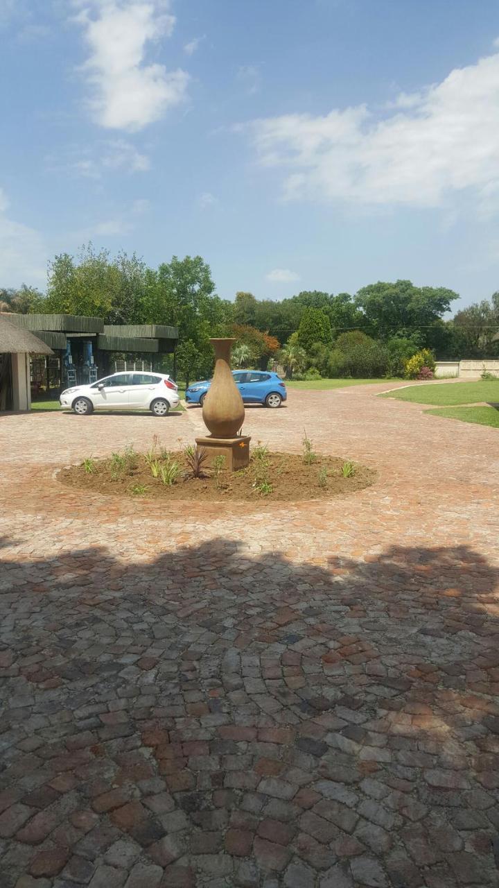 12 On Vaal Drive Guesthouse Vanderbijlpark Exterior foto